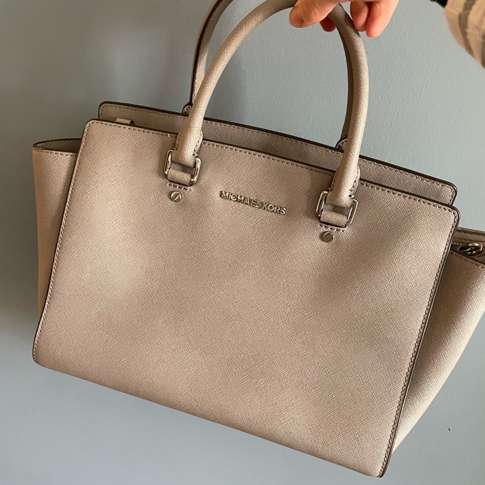 Gray Michael Kohrs hand bag in great condition. Clean.